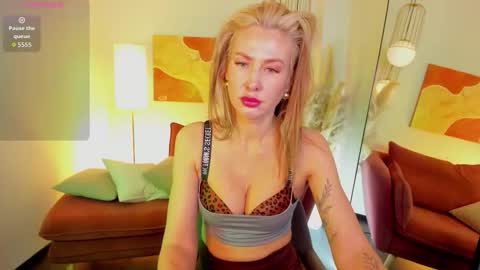 Snapshot of oliviaglow chatting on February 17, 6:32 am Isabella online show from February 17, 6:32 am