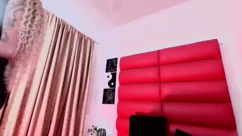 Snapshot of oliviamonroe18x chatting on December 5, 8:49 pm OliviaMonroe online show from December 5, 8:49 pm