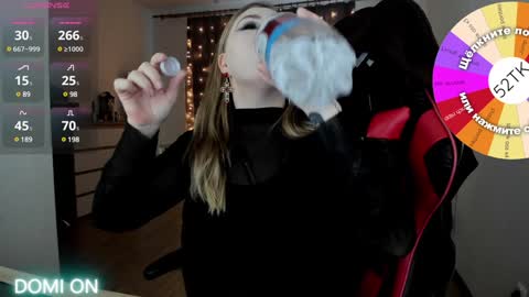 Snapshot of oliviamunk chatting on January 20, 7:04 am . online show from January 20, 7:04 am