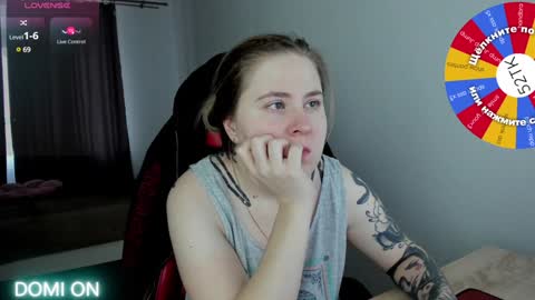 Snapshot of oliviamunk chatting on January 27, 8:29 am . online show from January 27, 8:29 am