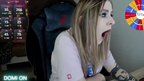 Snapshot of oliviamunk chatting on February 4, 4:59 am . online show from February 4, 4:59 am