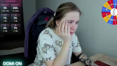 Snapshot of oliviamunk chatting on February 12, 4:01 am . online show from February 12, 4:01 am