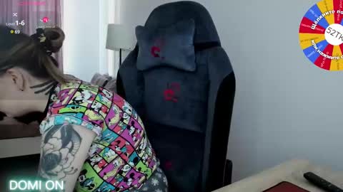 Snapshot of oliviamunk chatting on February 21, 10:07 am . online show from February 21, 10:07 am