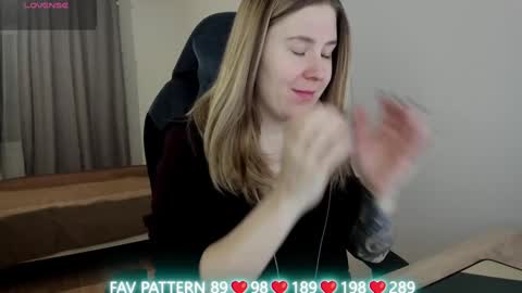 Snapshot of oliviamunk chatting on March 3, 3:52 am . online show from March 3, 3:52 am