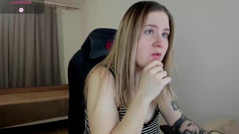 Snapshot of oliviamunk chatting on March 4, 4:06 am . online show from March 4, 4:06 am