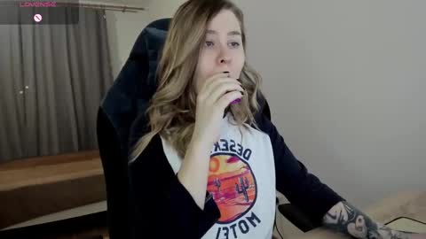 Snapshot of oliviamunk chatting on March 7, 3:40 am . online show from March 7, 3:40 am