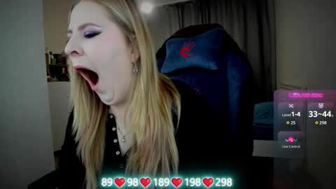 Snapshot of oliviamunk chatting on October 7, 5:04 am . online show from October 7, 5:04 am