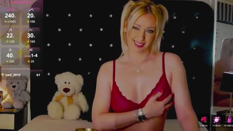 Snapshot of oliviashaw22 chatting on April 30, 8:37 pm Olivia online show from April 30, 8:37 pm