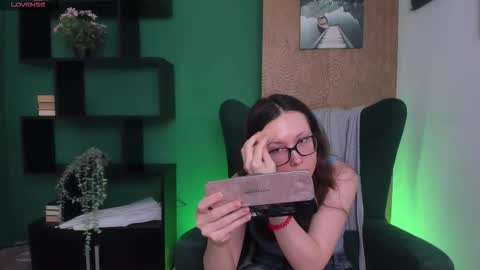 Snapshot of oliviaturner chatting on December 16, 12:54 pm Olivia online show from December 16, 12:54 pm