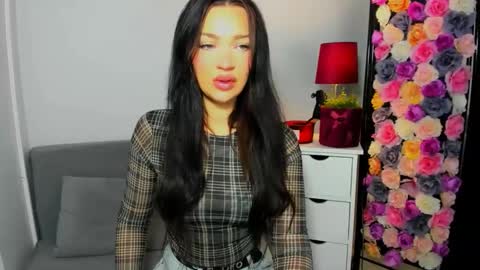 OliviaWomen online show from November 23, 7:19 am