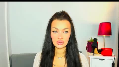 OliviaWomen online show from February 7, 8:07 am