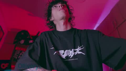 Snapshot of olliver___y chatting on November 12, 2:45 am online show from November 12, 2:45 am