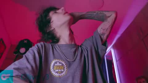 Snapshot of olliver___y chatting on November 17, 12:05 am online show from November 17, 12:05 am