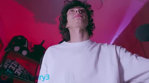 Snapshot of olliver___y chatting on November 18, 1:22 am online show from November 18, 1:22 am