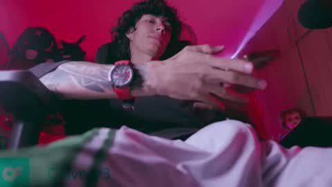 Snapshot of olliver___y chatting on November 22, 2:43 am online show from November 22, 2:43 am