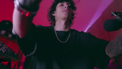 Snapshot of olliver___y chatting on November 23, 10:15 am online show from November 23, 10:15 am