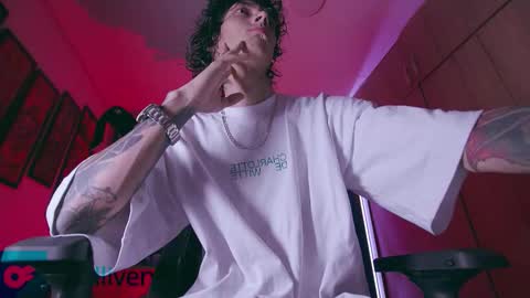 Snapshot of olliver___y chatting on December 15, 2:38 am online show from December 15, 2:38 am