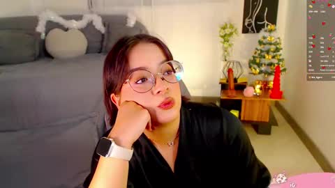 Snapshot of omgzarah chatting on December 18, 4:17 pm Zarah 3 online show from December 18, 4:17 pm