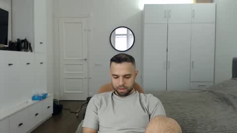 onebestlover online show from April 4, 8:45 am