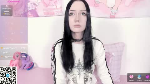 Ophelia online show from April 8, 9:31 am