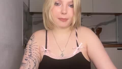 Snapshot of opheliaritz chatting on December 15, 5:17 pm Ophelia online show from December 15, 5:17 pm