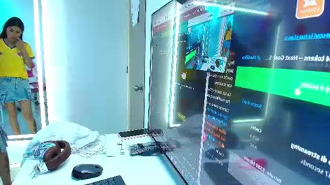 Snapshot of oriana_wood chatting on June 27, 11:37 am Oriana online show from June 27, 11:37 am