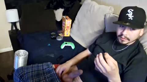 Snapshot of oscar1992toyota chatting on February 27, 7:23 am oscar1992toyota online show from February 27, 7:23 am