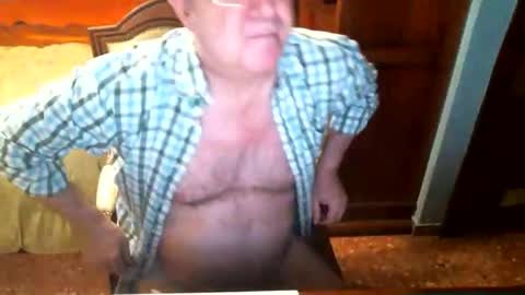 Snapshot of oscarw chatting on December 29, 5:44 pm Oscar online show from December 29, 5:44 pm