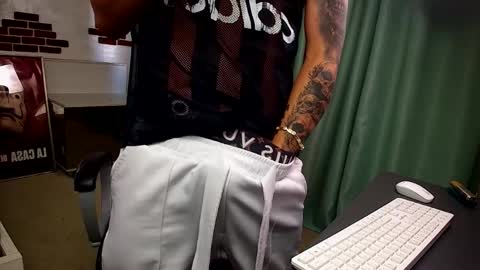 Snapshot of oscarwills chatting on May 16, 4:42 am OscarWills online show from May 16, 4:42 am