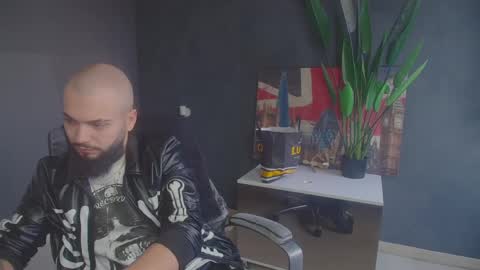 Snapshot of oscarwills chatting on June 1, 4:58 am OscarWills online show from June 1, 4:58 am