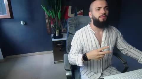 Snapshot of oscarwills chatting on June 18, 4:46 am OscarWills online show from June 18, 4:46 am