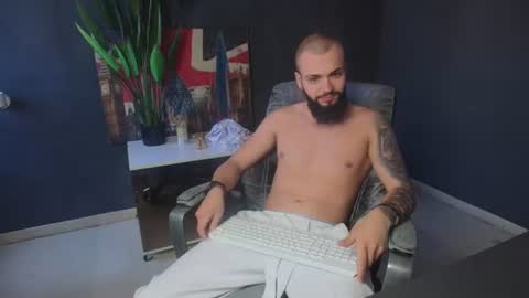 Snapshot of oscarwills chatting on June 18, 9:14 am OscarWills online show from June 18, 9:14 am
