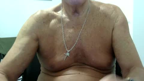 Snapshot of ossibottom chatting on June 18, 2:54 pm Ossi online show from June 18, 2:54 pm