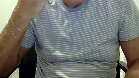 Snapshot of ossibottom chatting on July 4, 8:59 pm Ossi online show from July 4, 8:59 pm