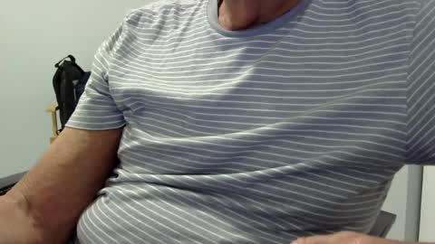 Snapshot of ossibottom chatting on July 7, 9:52 pm Ossi online show from July 7, 9:52 pm