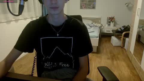 Snapshot of overkneebabe chatting on February 4, 7:33 pm OverkneeBabe online show from February 4, 7:33 pm