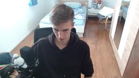 Snapshot of overkneebabe chatting on October 18, 11:33 am OverkneeBabe online show from October 18, 11:33 am