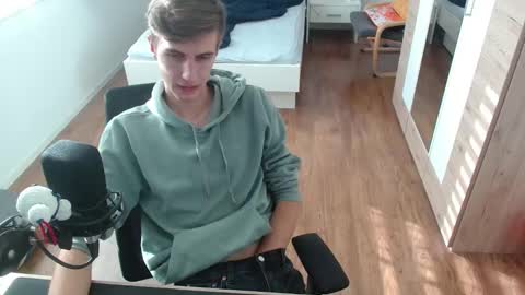 Snapshot of overkneebabe chatting on November 15, 12:34 pm OverkneeBabe online show from November 15, 12:34 pm