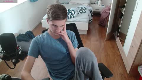 OverkneeBabe online show from January 13, 9:03 am