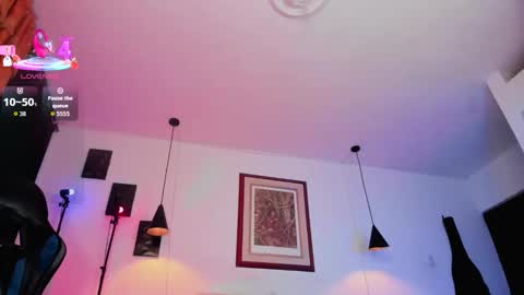 Snapshot of oween_roberts chatting on December 5, 8:01 am Oween online show from December 5, 8:01 am