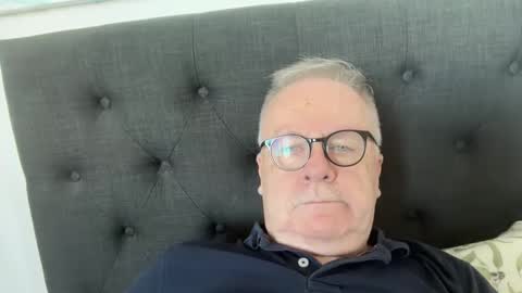 ozhairybearxxxx online show from March 29, 2:33 am