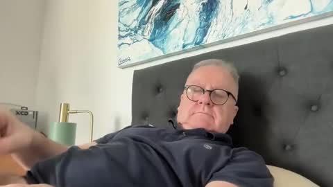 ozhairybearxxxx online show from April 17, 1:52 am