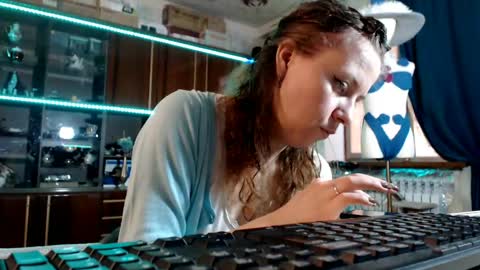 Ella online show from April 22, 8:28 am