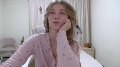 Snapshot of pamelablair chatting on November 1, 7:16 pm Pamela Blair online show from November 1, 7:16 pm