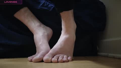 Snapshot of pantslesstraveler_plt chatting on December 23, 3:50 am PantsLessTraveler online show from December 23, 3:50 am