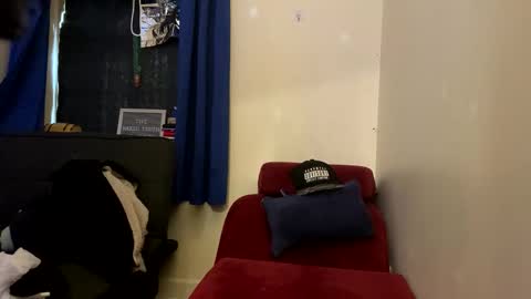 Snapshot of pantslesstraveler_plt chatting on February 23, 7:17 pm PantsLessTraveler online show from February 23, 7:17 pm