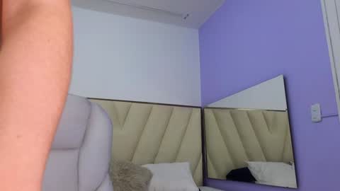 Snapshot of paradise_doll_s chatting on December 17, 4:56 am Amy and my doll online show from December 17, 4:56 am