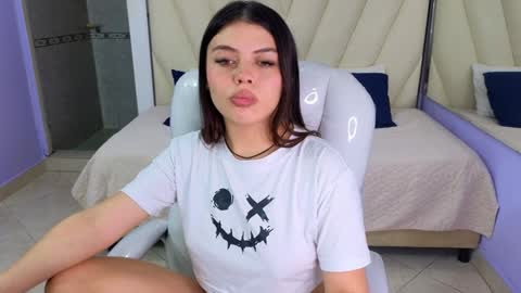 Snapshot of paradise_doll_s chatting on December 22, 7:00 am Amy and my doll online show from December 22, 7:00 am