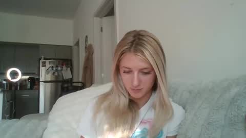 Snapshot of parisbaby2000 chatting on October 6, 2:25 pm parisbaby2000 online show from October 6, 2:25 pm