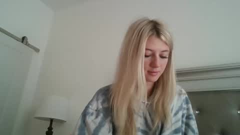 Snapshot of parisbaby2000 chatting on October 21, 1:23 pm parisbaby2000 online show from October 21, 1:23 pm
